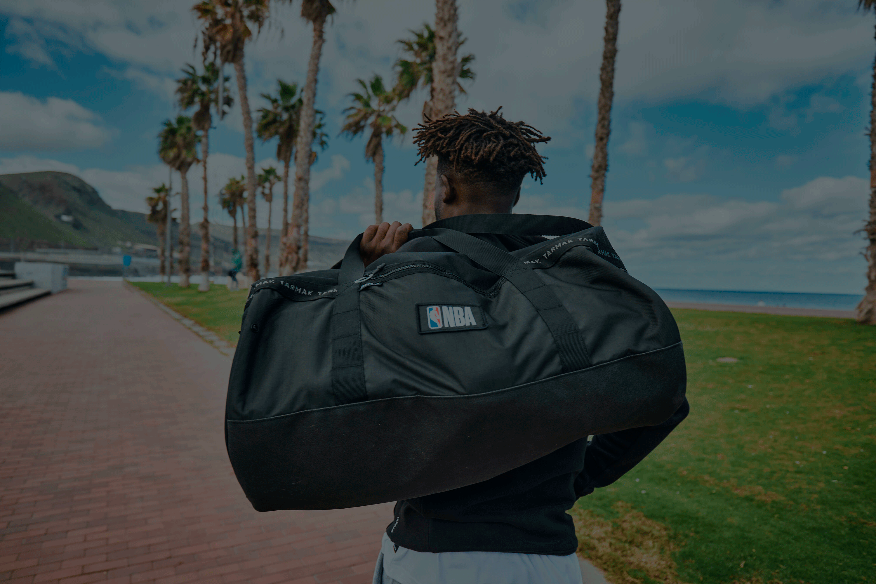 Variedad de equipamiento y accesorios deportivos de Decathlon Argentina, incluyendo mochilas de trekking, bolsos de gimnasio, botellas, guantes, gorros y artículos para acampar